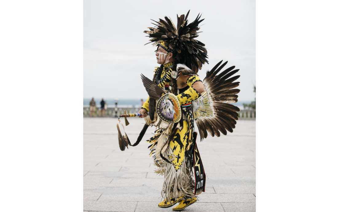 Powwow dancer | Volet Autochtone